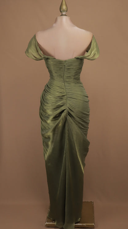 Vestido largo de alta gala con escote corazón y mangas caídas