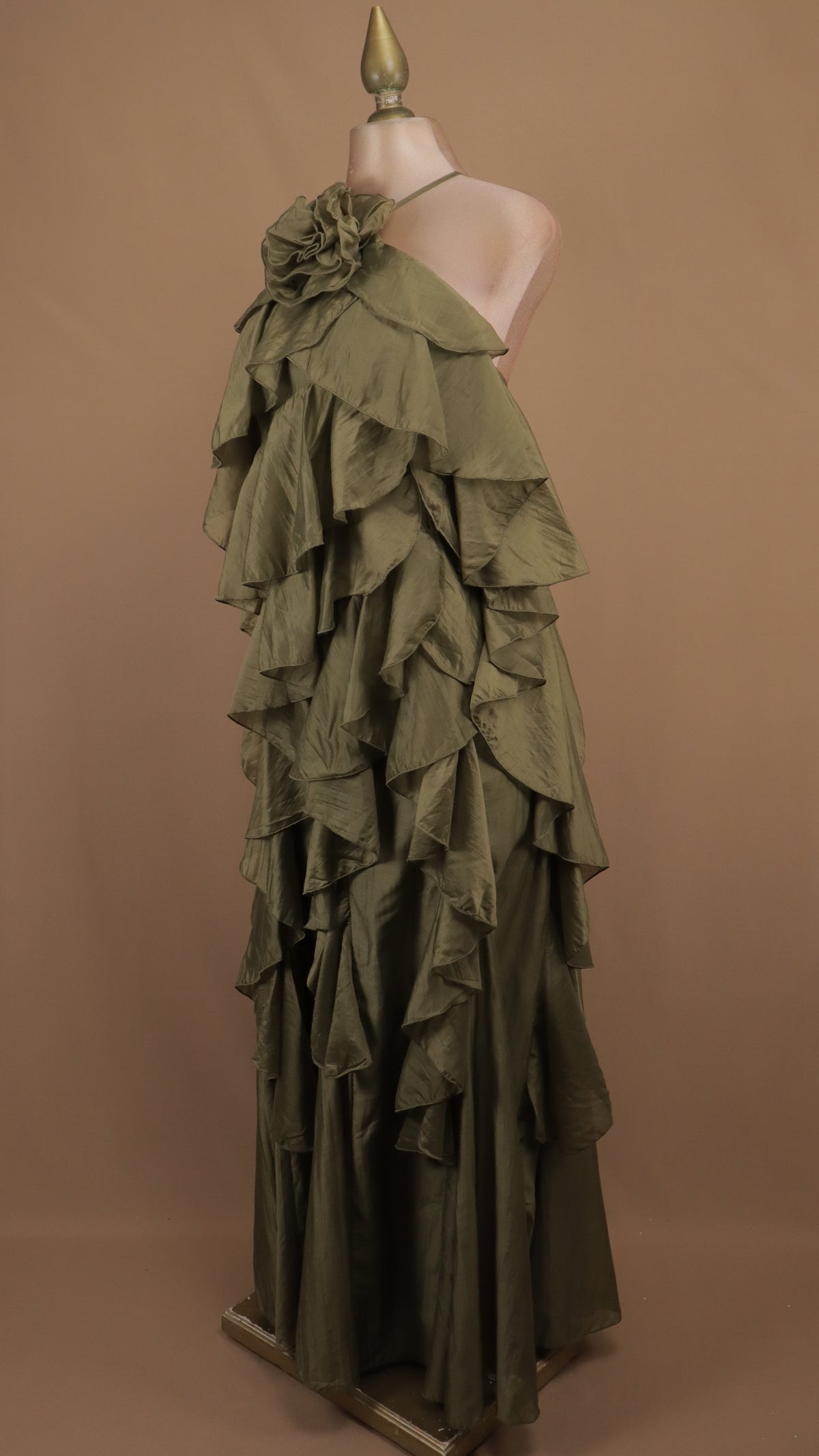 Vestido largo halter y olanes