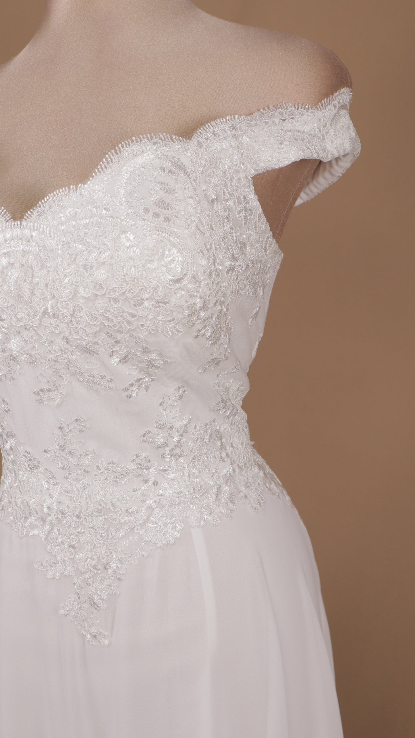 Vestido largo de novia con escote al hombro