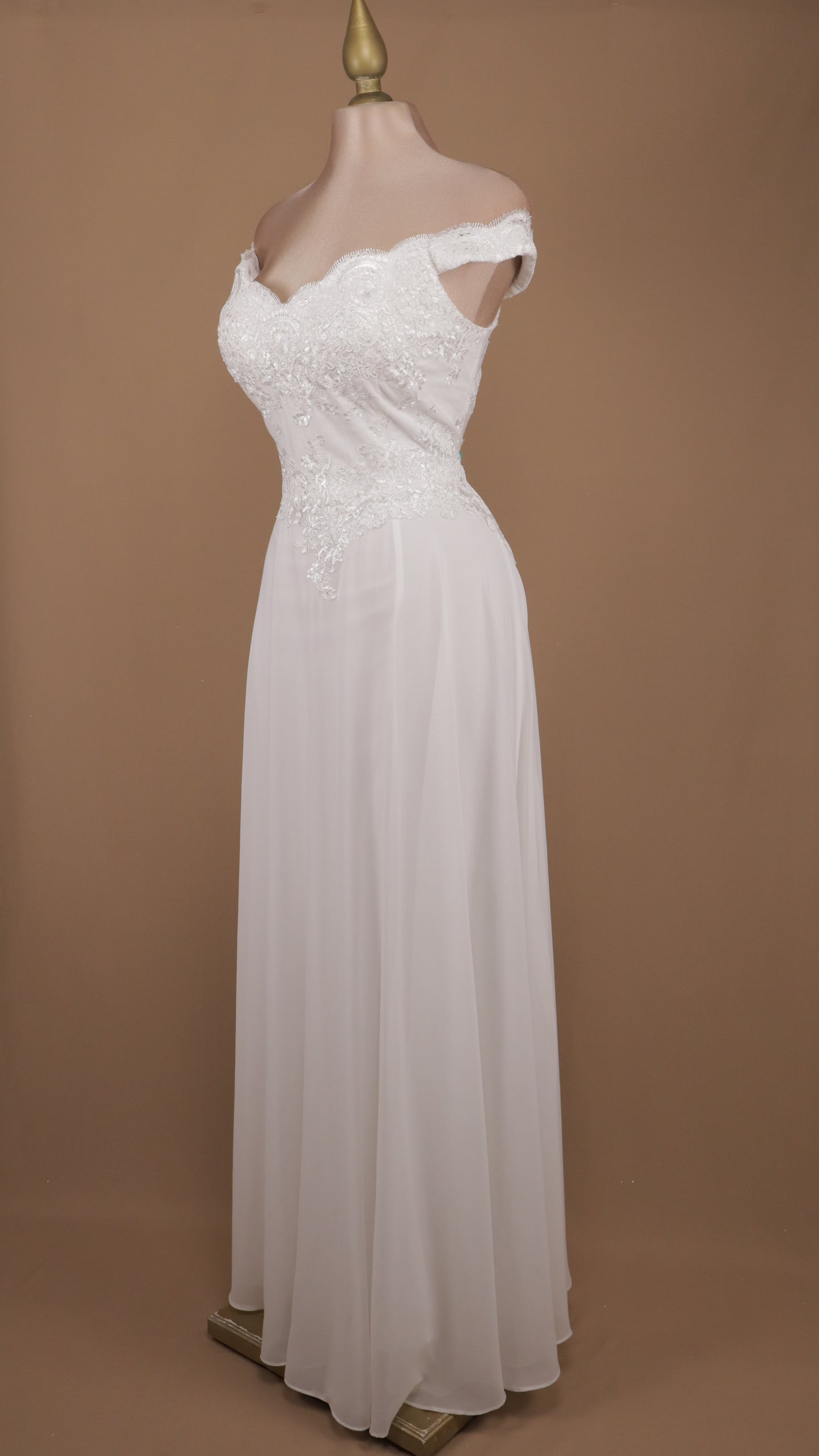 Vestido largo de novia con escote al hombro