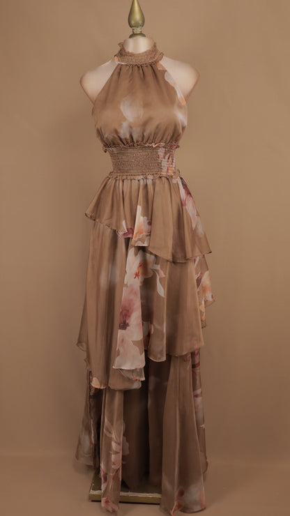 Vestido largo de gasa con cuello halter y volantes escalonados