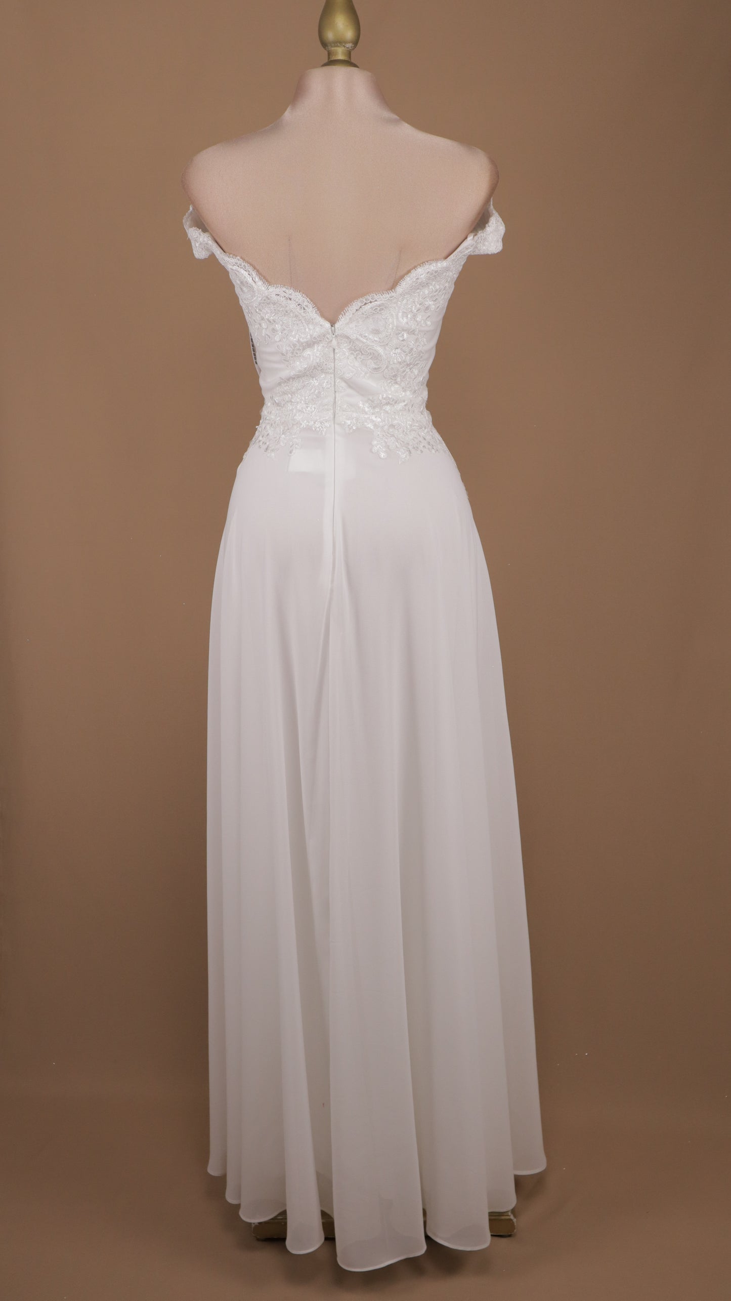 Vestido largo de novia con escote al hombro