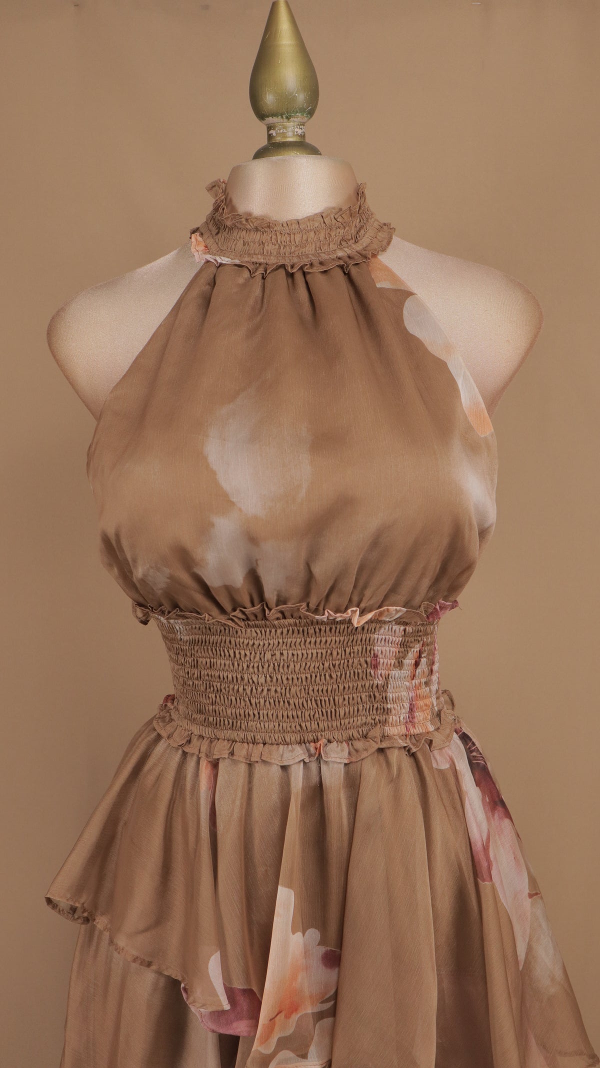 Vestido largo de gasa con cuello halter y volantes escalonados