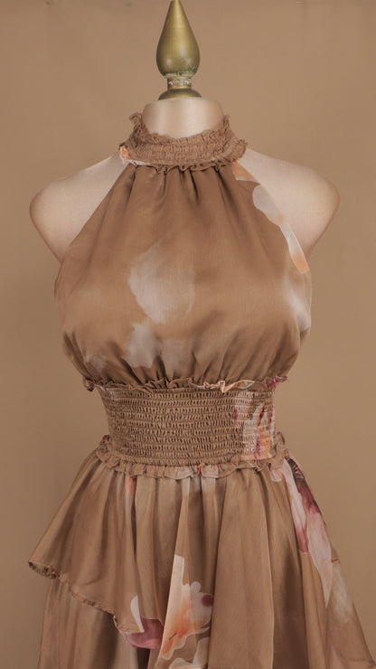 Vestido largo de gasa con cuello halter y volantes escalonados