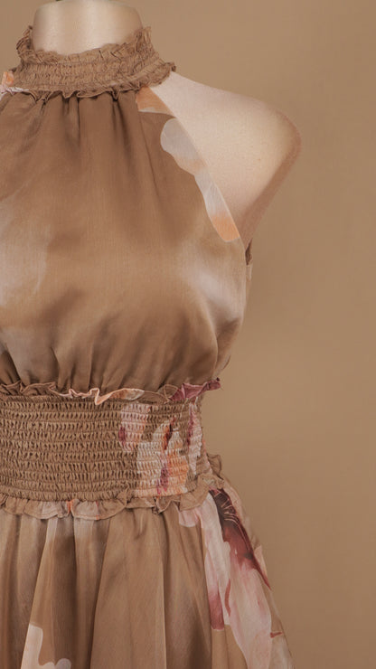 Vestido largo de gasa con cuello halter y volantes escalonados