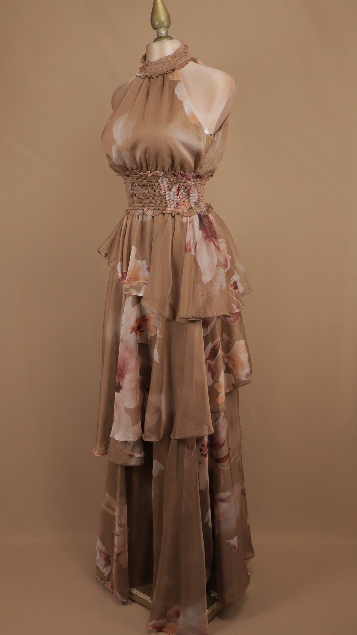 Vestido largo de gasa con cuello halter y volantes escalonados