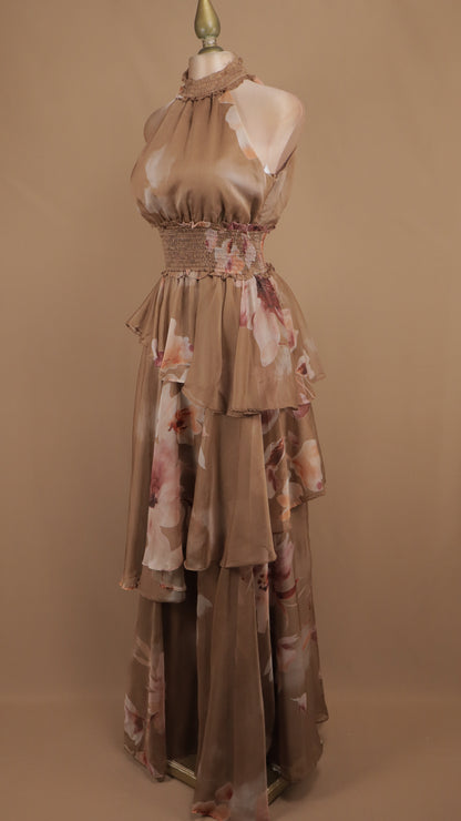 Vestido largo de gasa con cuello halter y volantes escalonados