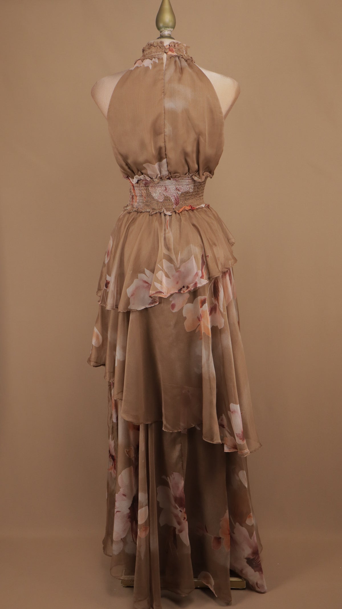 Vestido largo de gasa con cuello halter y volantes escalonados