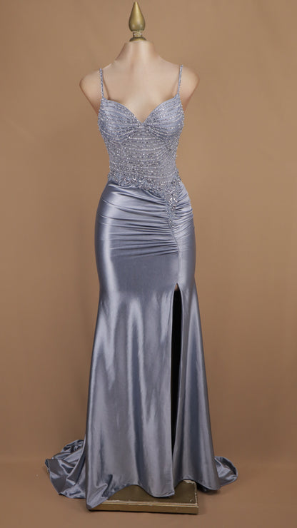 Vestido largo satinado de gala con corsé de pedrería