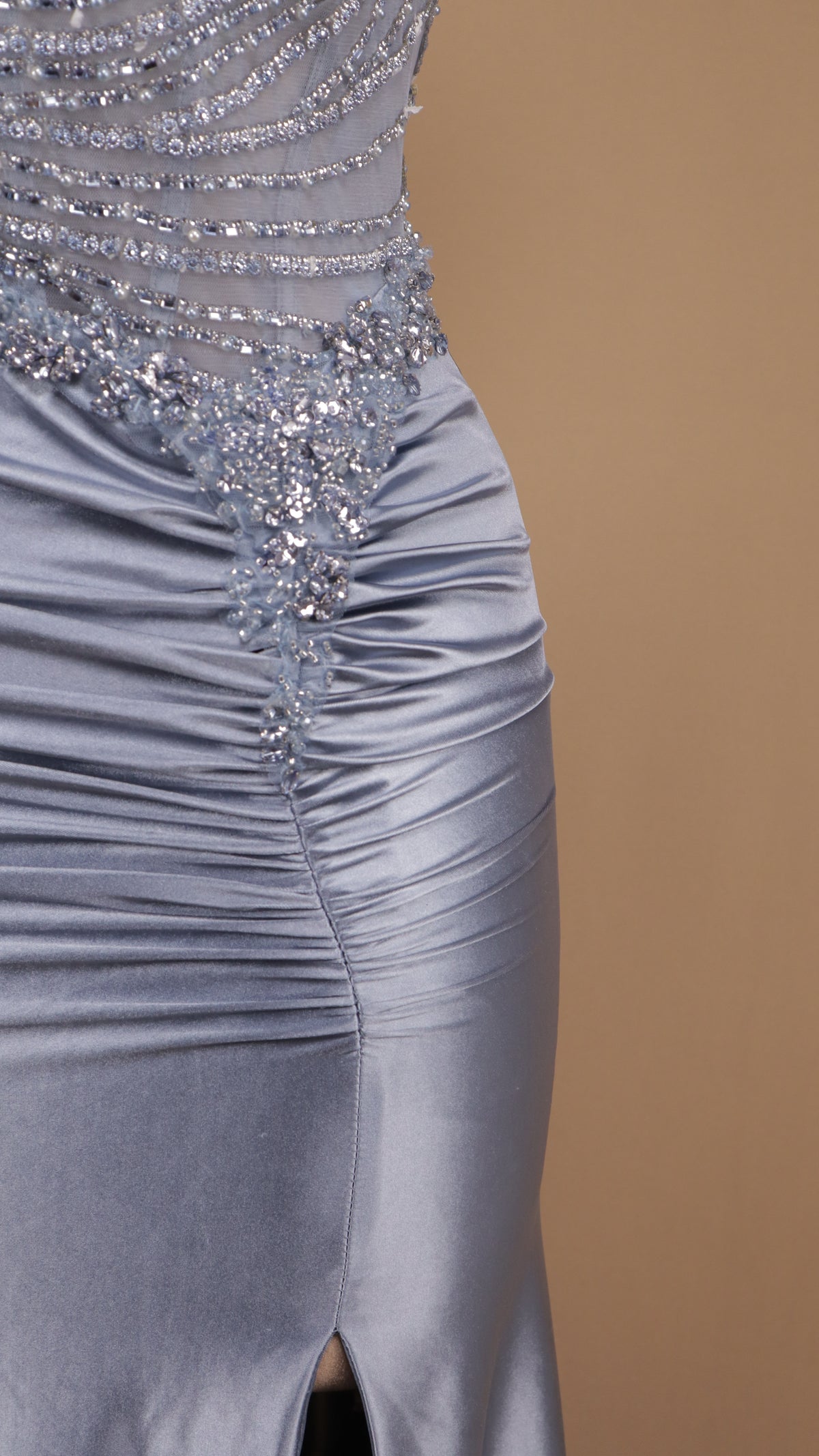 Vestido largo satinado de gala con corsé de pedrería