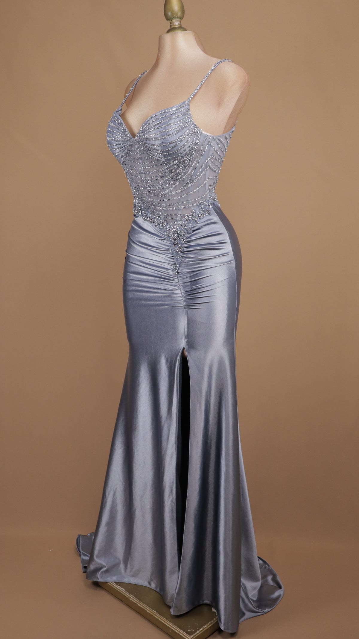 Vestido largo satinado de gala con corsé de pedrería