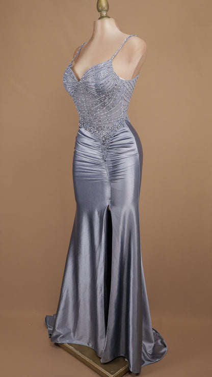 Vestido largo satinado de gala con corsé de pedrería