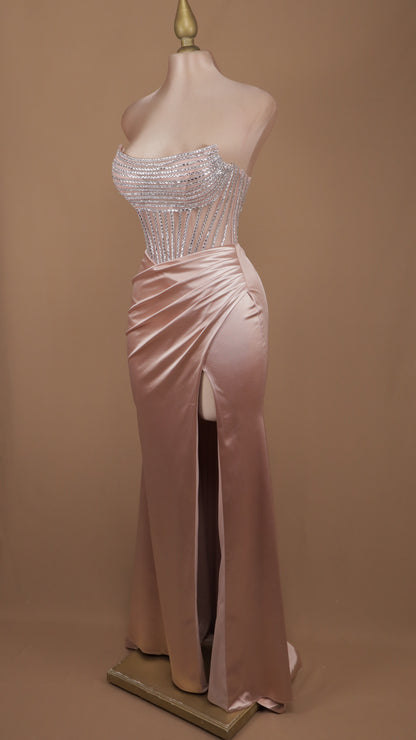 Vestido largo de graduación con aplicación en tiras