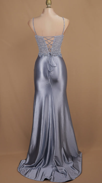 Vestido largo satinado de gala con corsé de pedrería