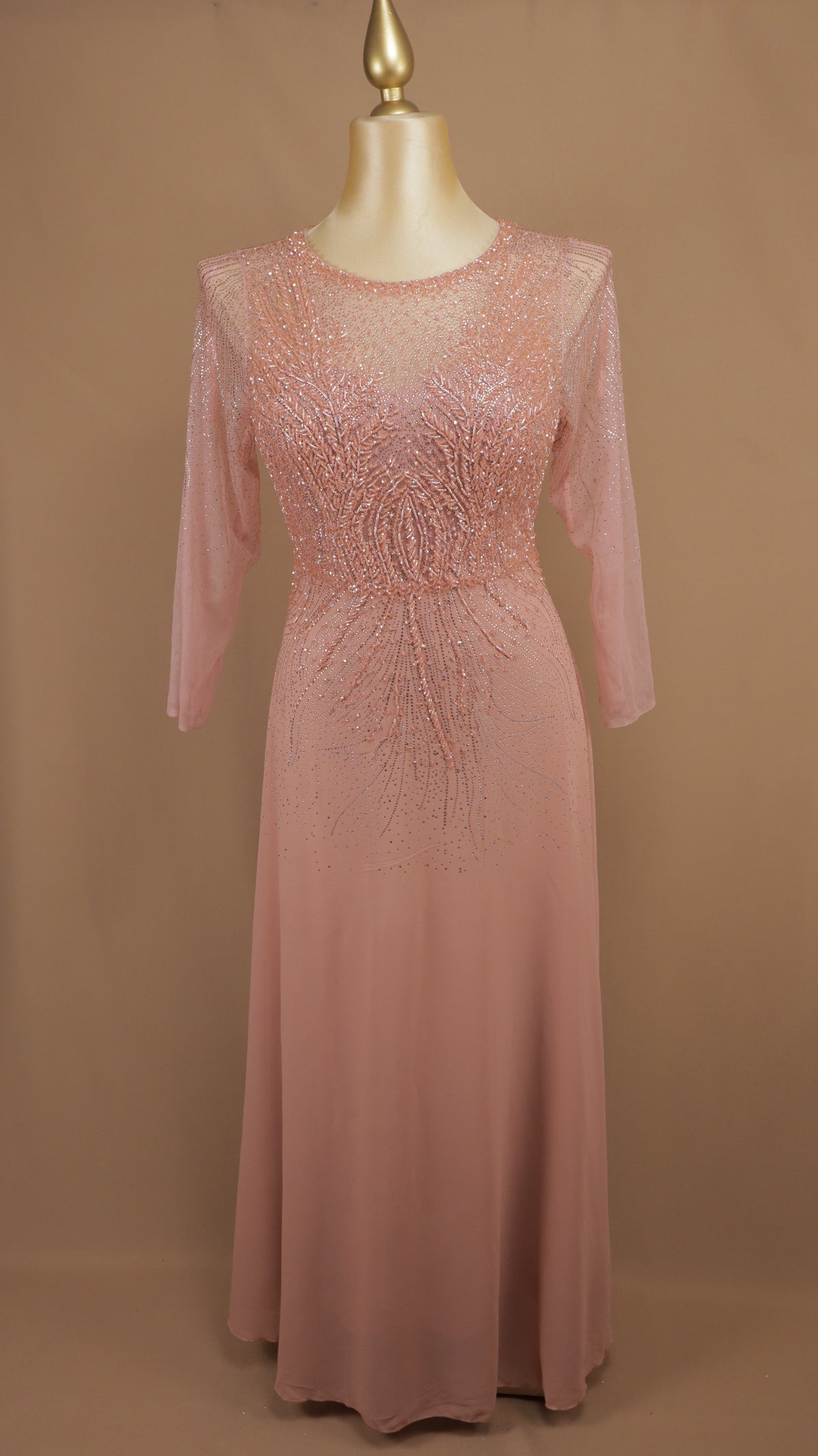 Vestido de gala talla extra en línea A con corpiño de pedrería e ilusión