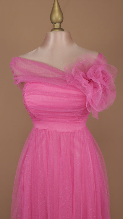Vestido largo con destello y flor