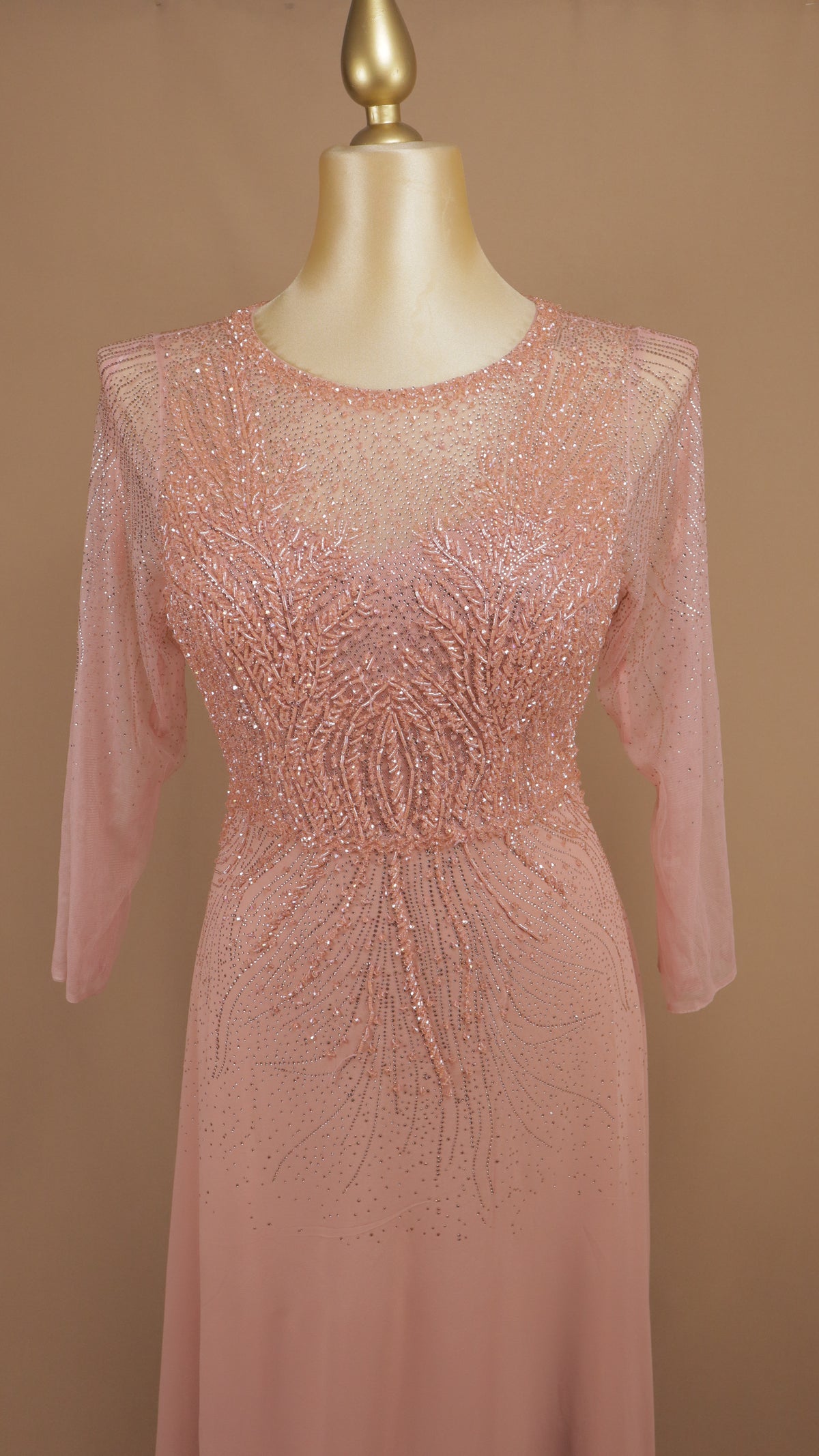 Vestido de gala talla extra en línea A con corpiño de pedrería e ilusión