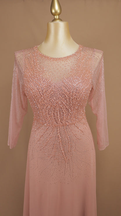 Vestido de gala talla extra en línea A con corpiño de pedrería e ilusión