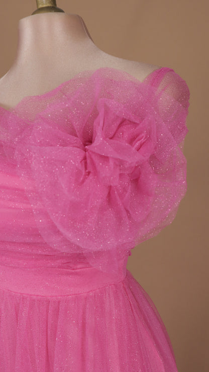 Vestido largo con destello y flor