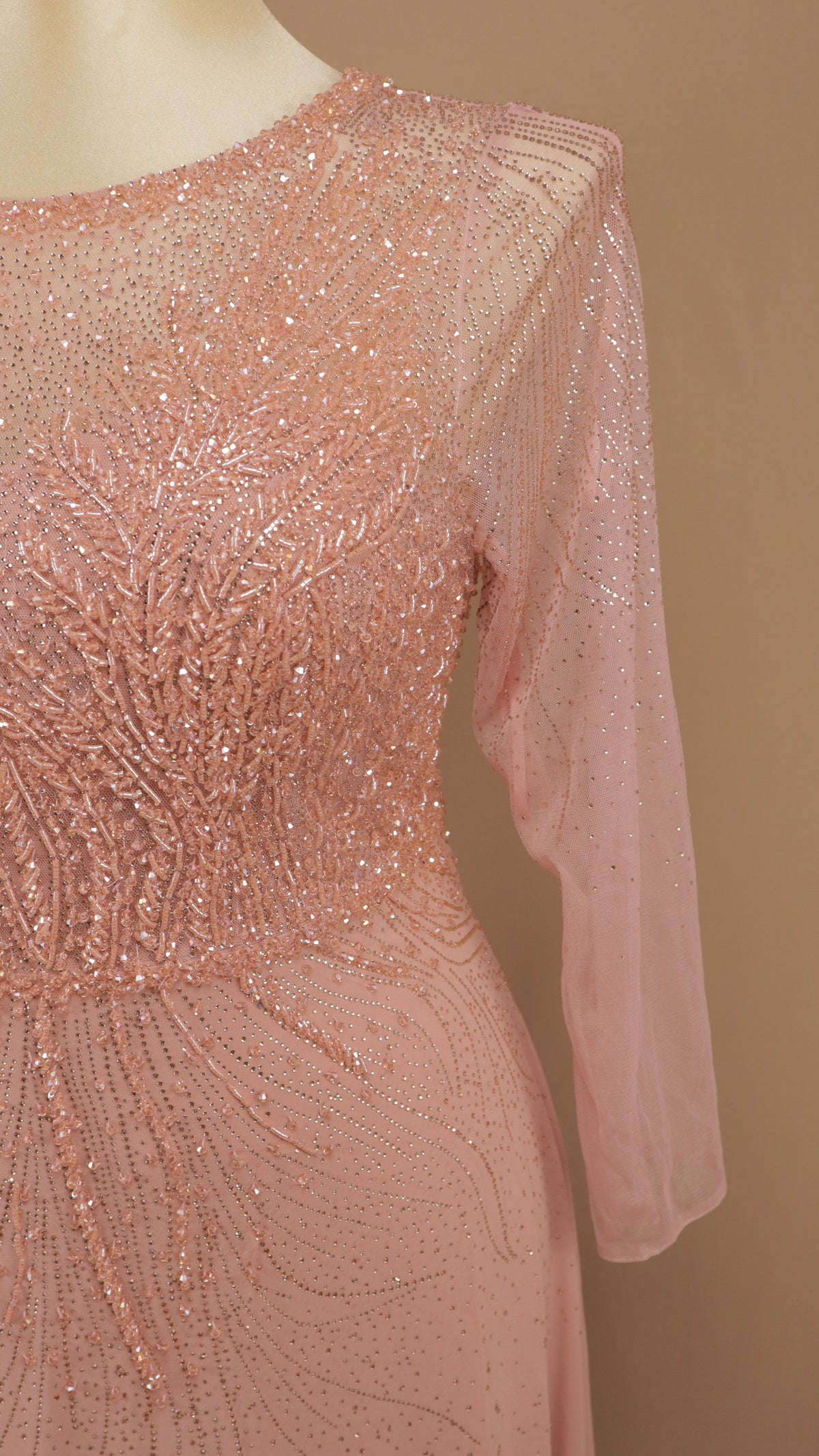 Vestido de gala talla extra en línea A con corpiño de pedrería e ilusión