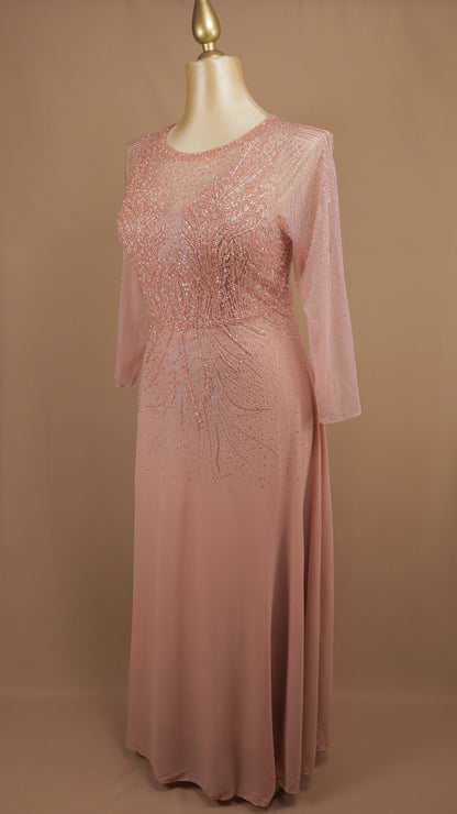 Vestido de gala talla extra en línea A con corpiño de pedrería e ilusión