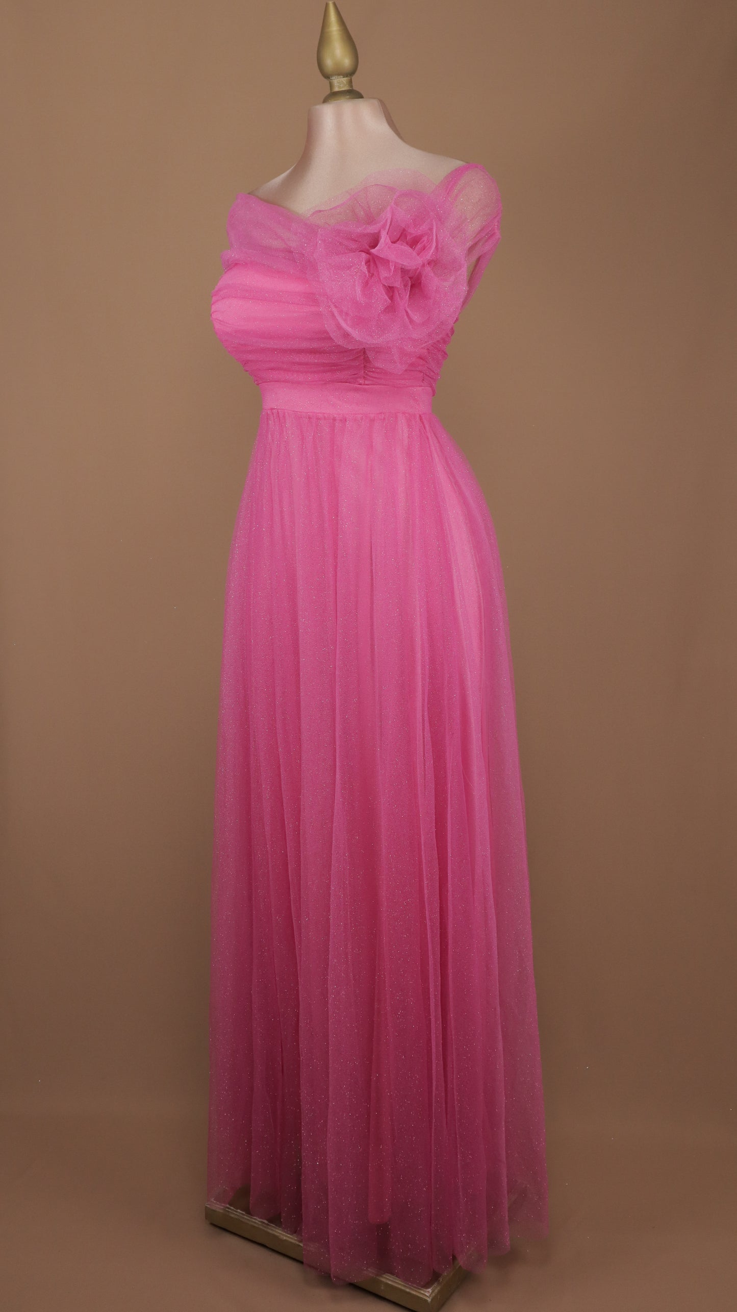 Vestido largo con destello y flor