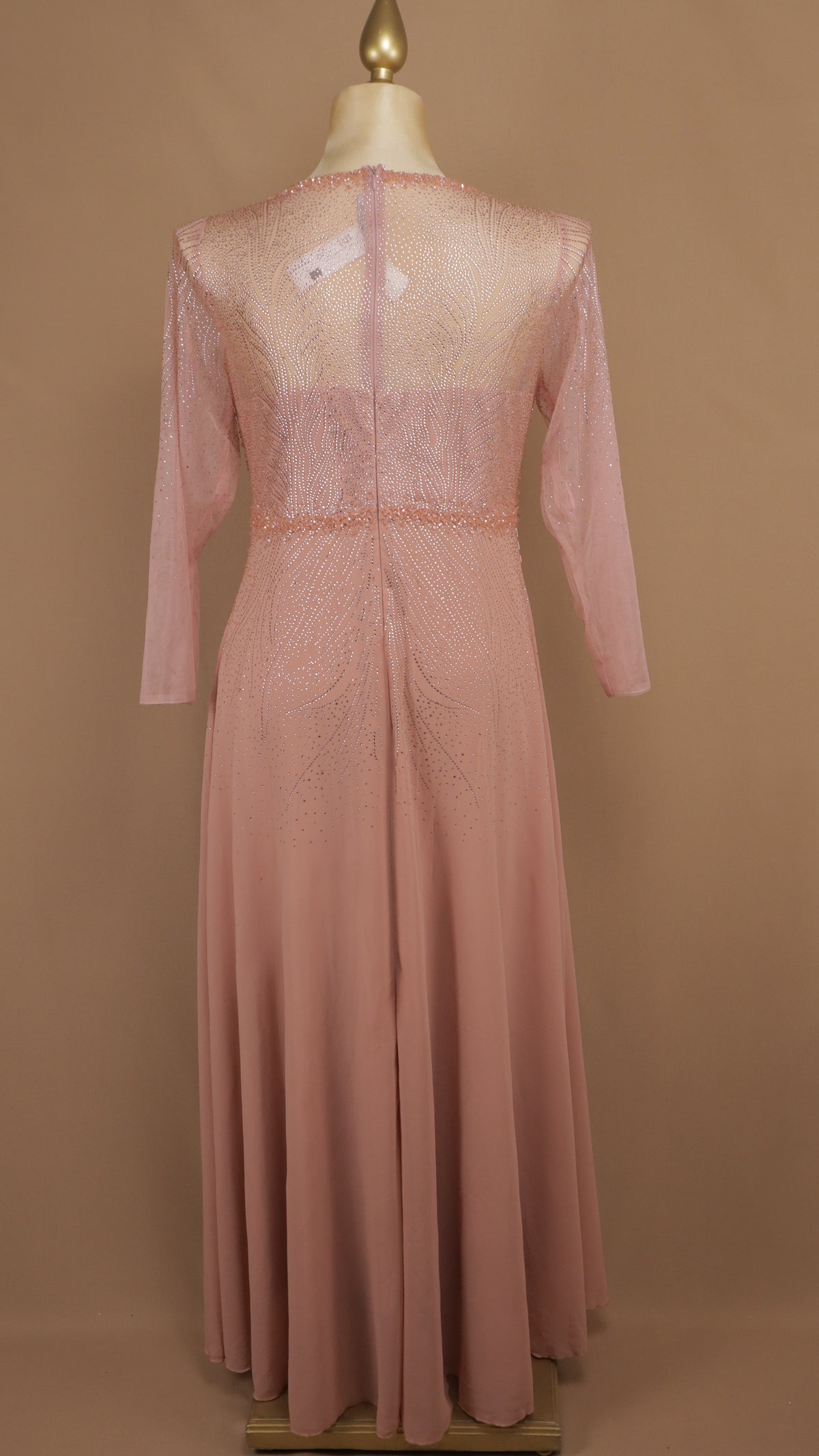 Vestido de gala talla extra en línea A con corpiño de pedrería e ilusión