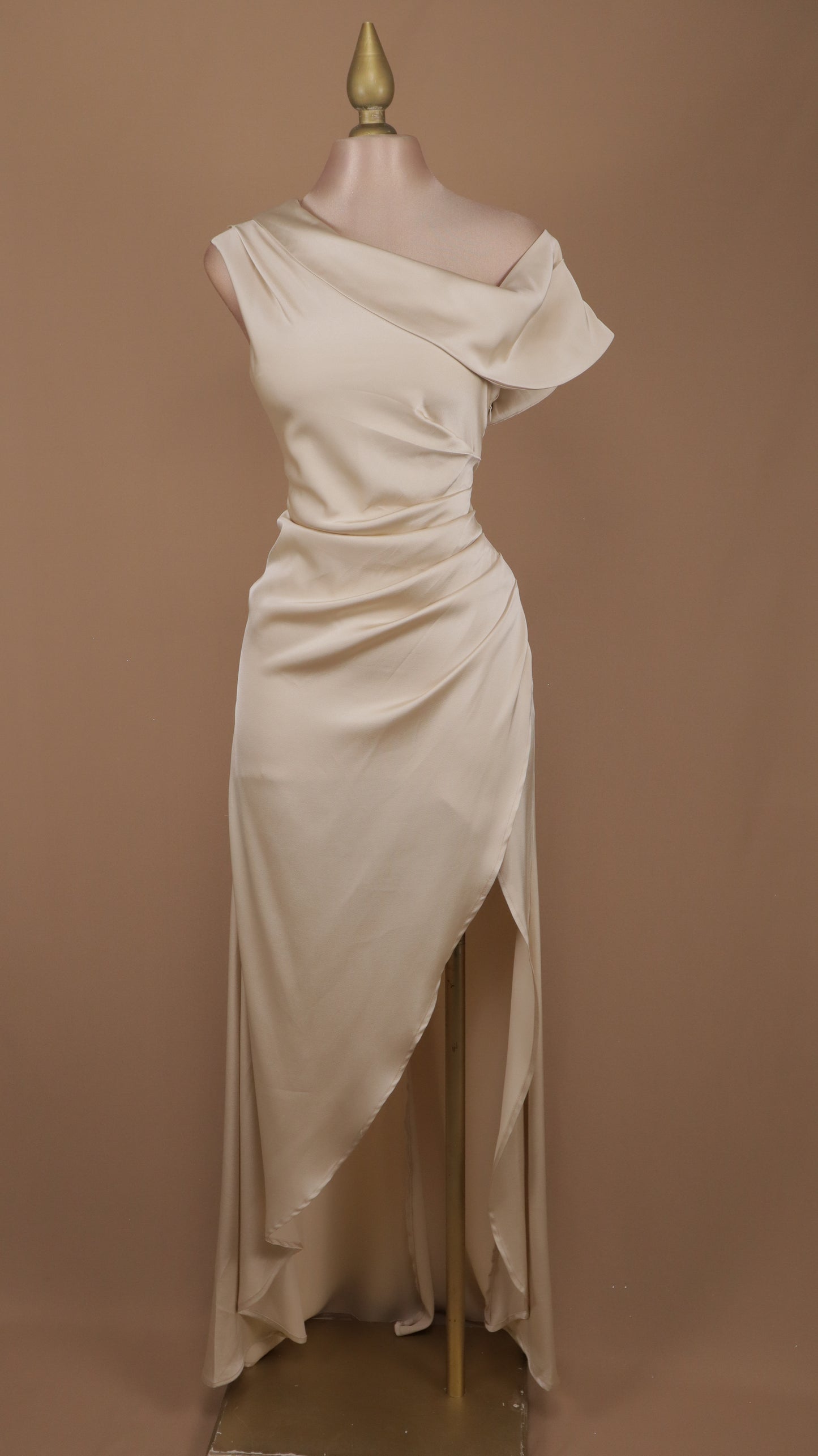 Vestido largo satinado con abertura en pierna