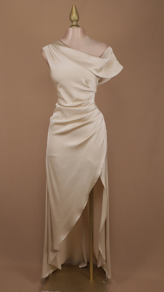 Vestido largo satinado con abertura en pierna