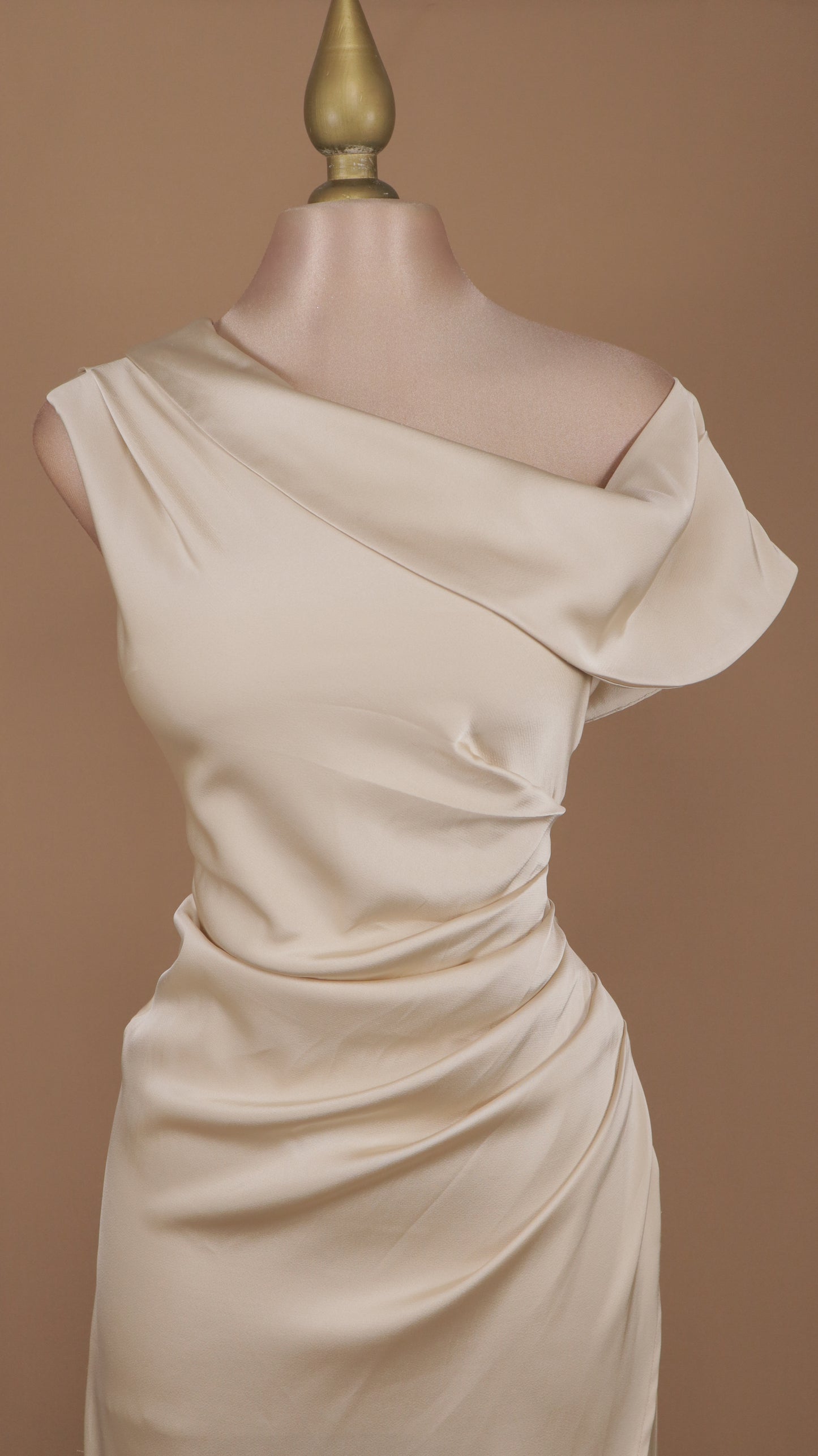 Vestido largo satinado con abertura en pierna