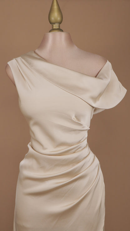 Vestido largo satinado con abertura en pierna