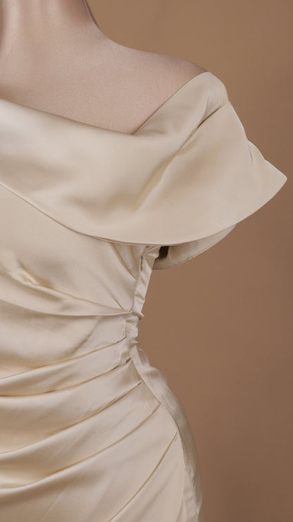 Vestido largo satinado con abertura en pierna