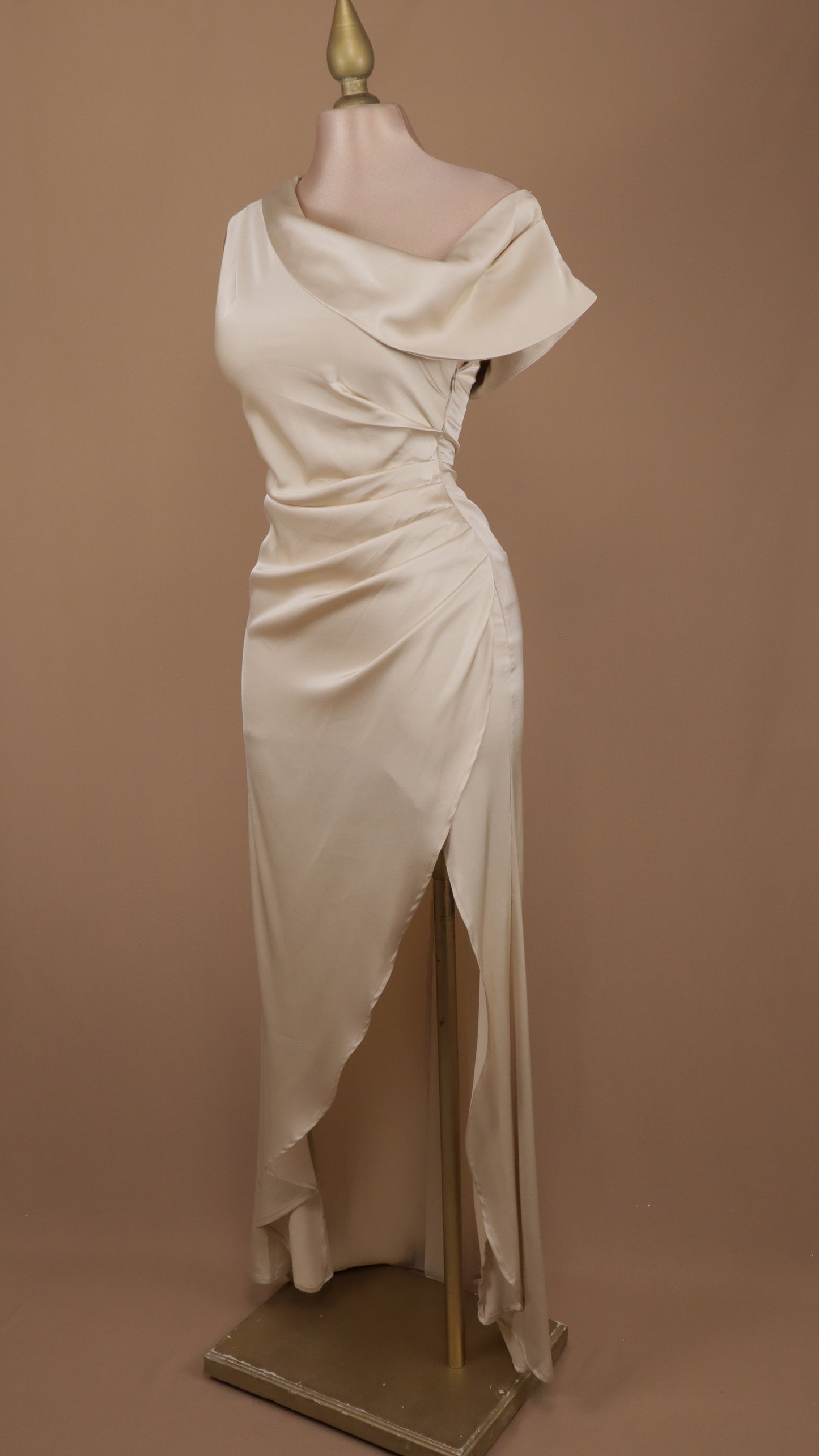 Vestido largo satinado con abertura en pierna