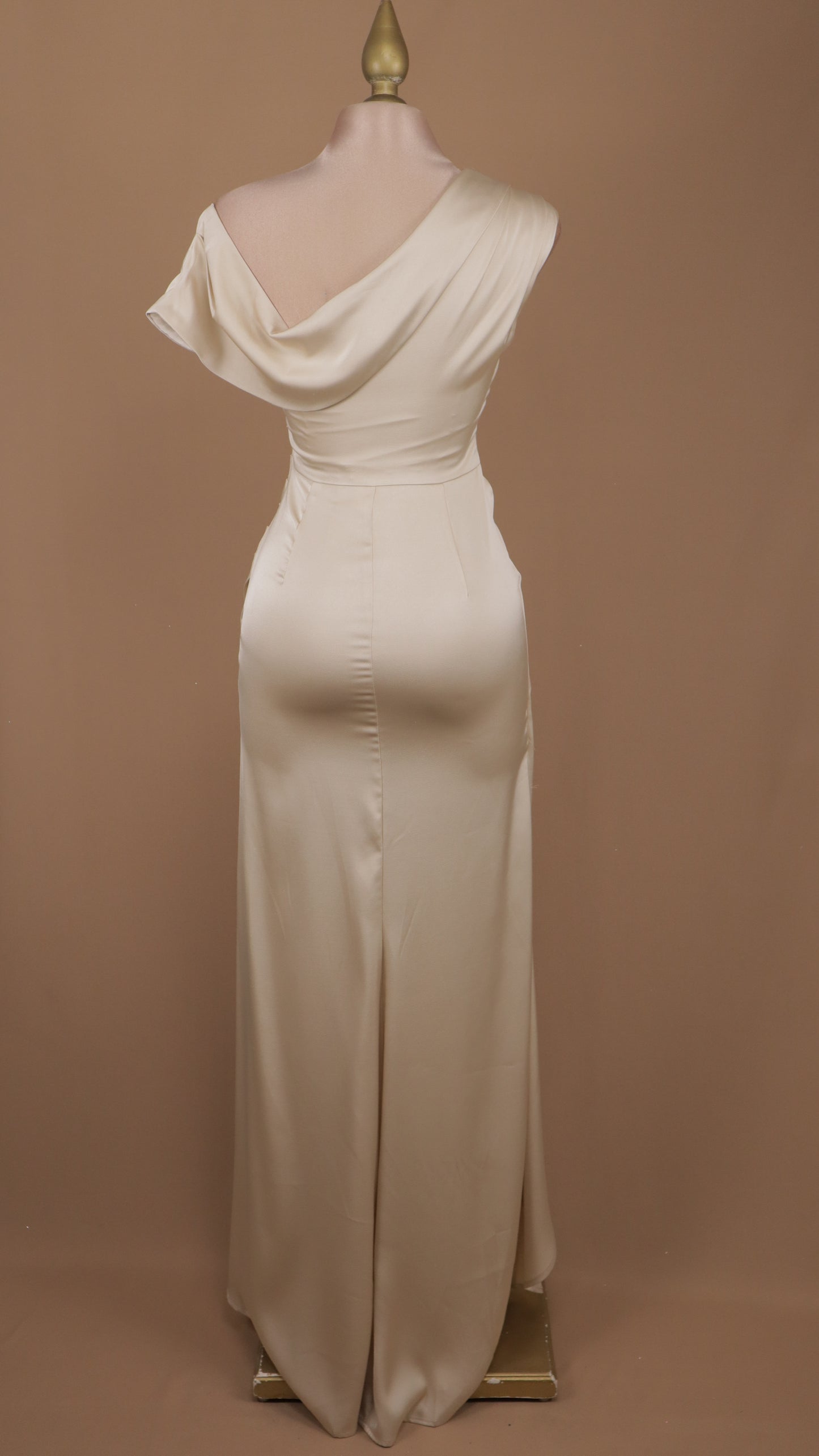Vestido largo satinado con abertura en pierna