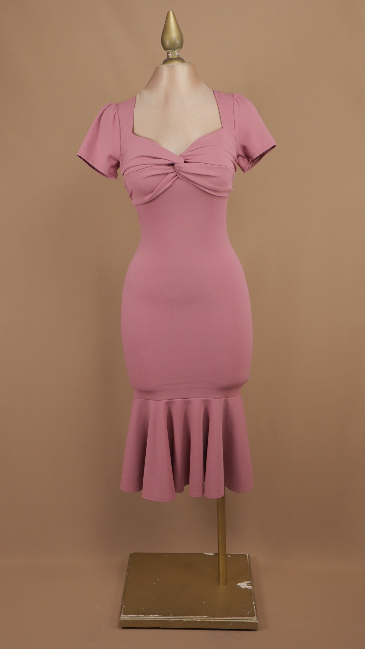 Vestido midi entallado con escote corazón torcido y bajo de sirena