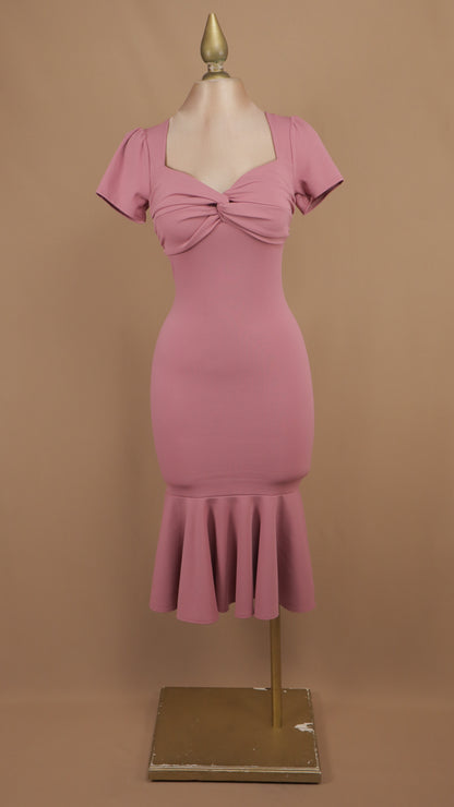 Vestido midi entallado con escote corazón torcido y bajo de sirena