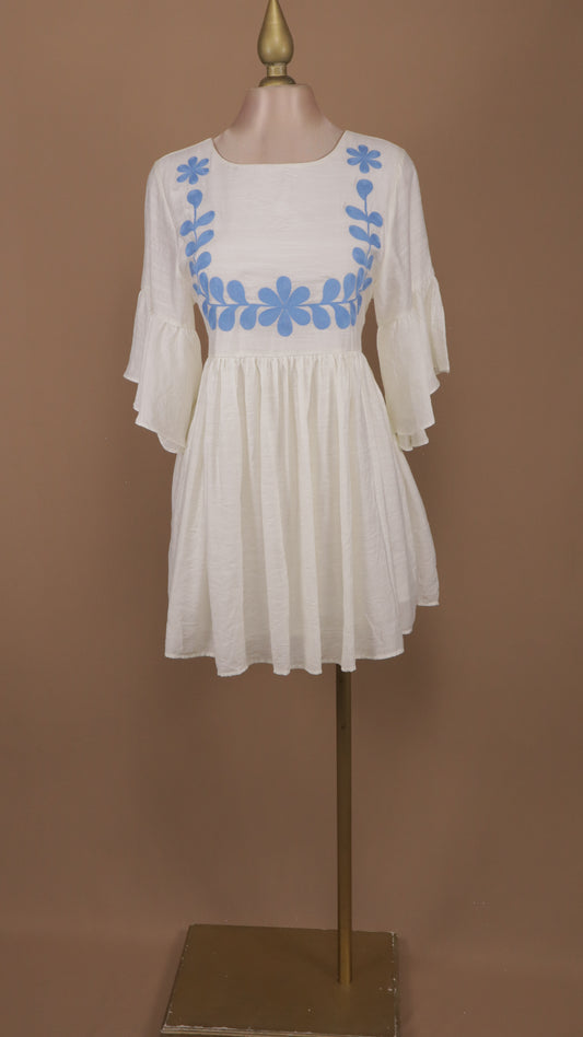 Vestido corto con manga y tipo bordado azul
