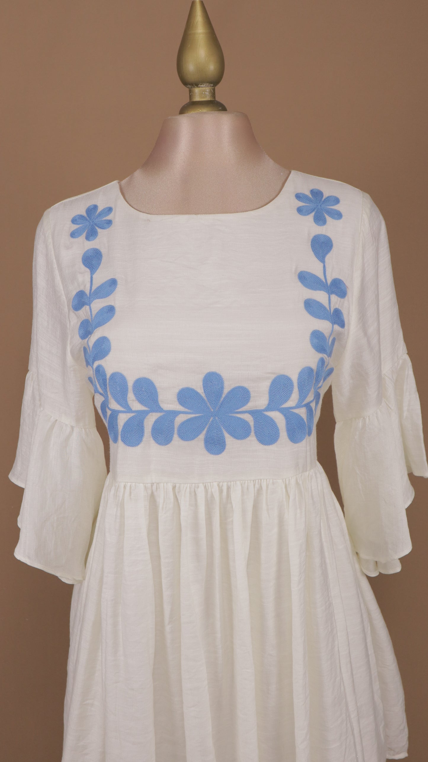 Vestido corto con manga y tipo bordado azul
