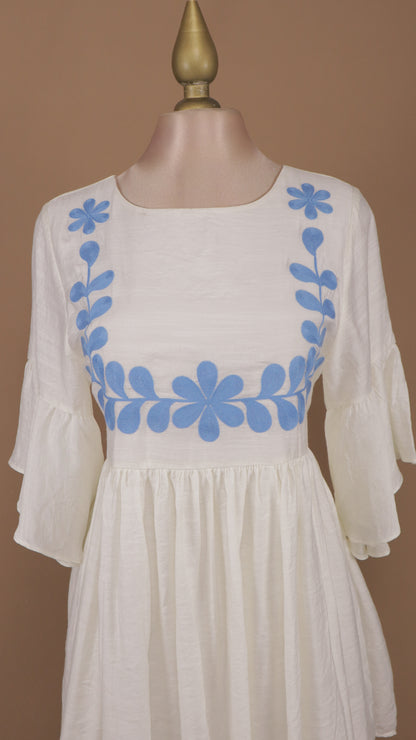 Vestido corto con manga y tipo bordado azul