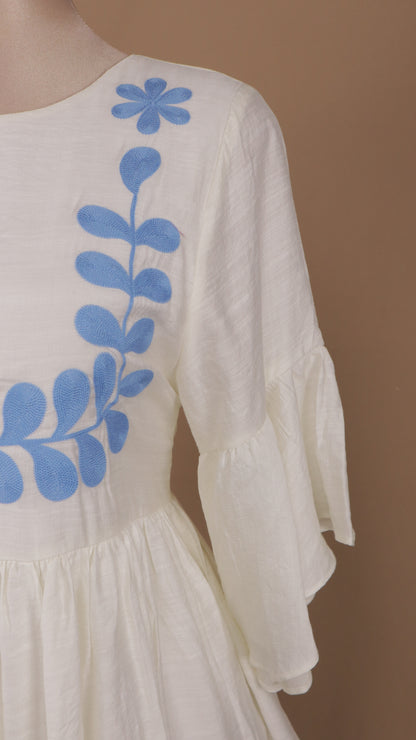 Vestido corto con manga y tipo bordado azul