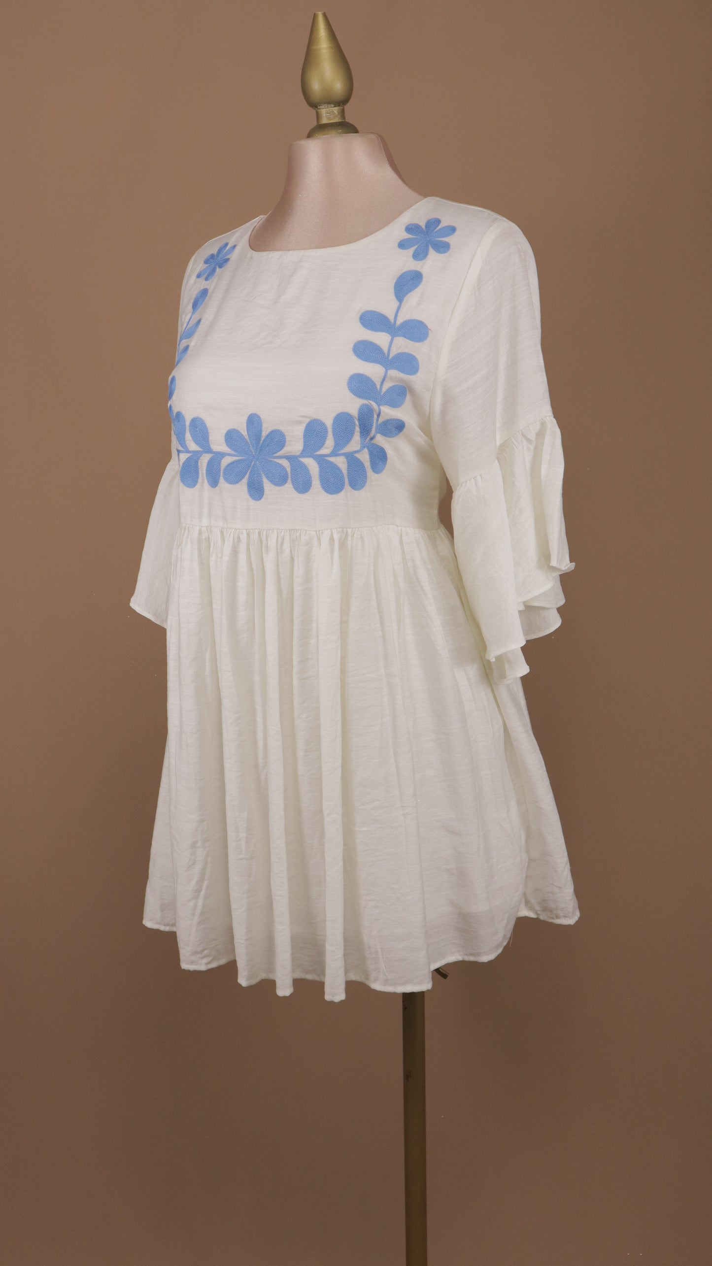 Vestido corto con manga y tipo bordado azul