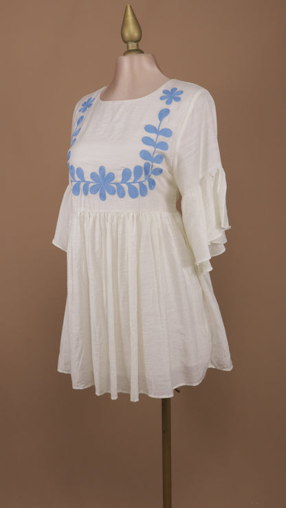 Vestido corto con manga y tipo bordado azul