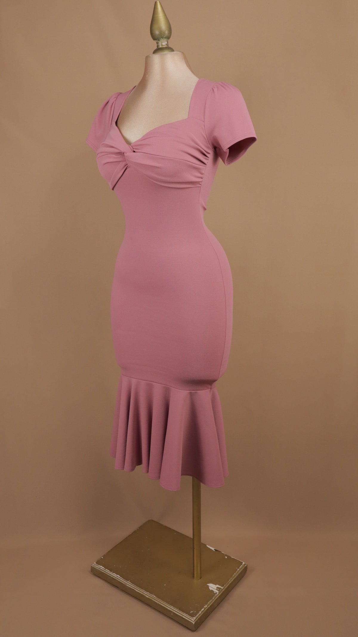Vestido midi entallado con escote corazón torcido y bajo de sirena