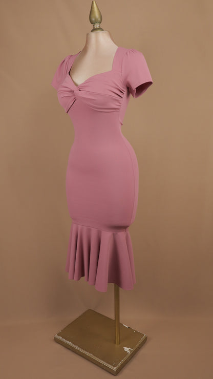 Vestido midi entallado con escote corazón torcido y bajo de sirena
