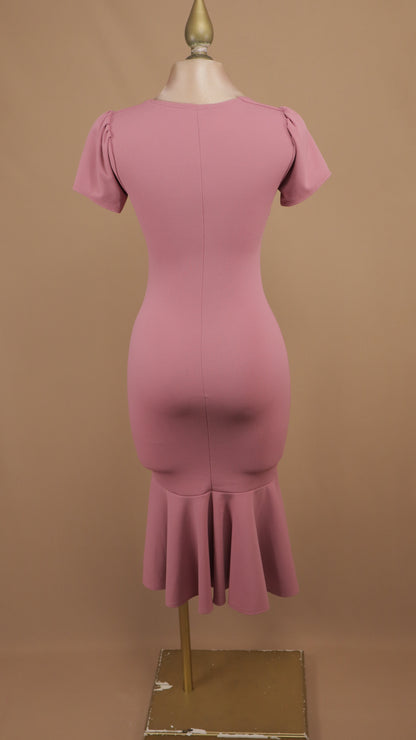 Vestido midi entallado con escote corazón torcido y bajo de sirena