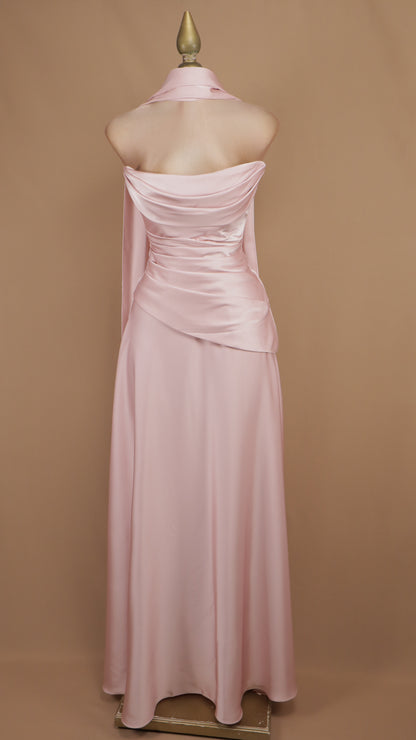 Vestido largo de satén con estola en cuello y corsé drapeado.