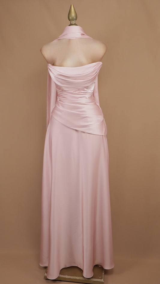 Vestido largo de satén con estola en cuello y corsé drapeado.
