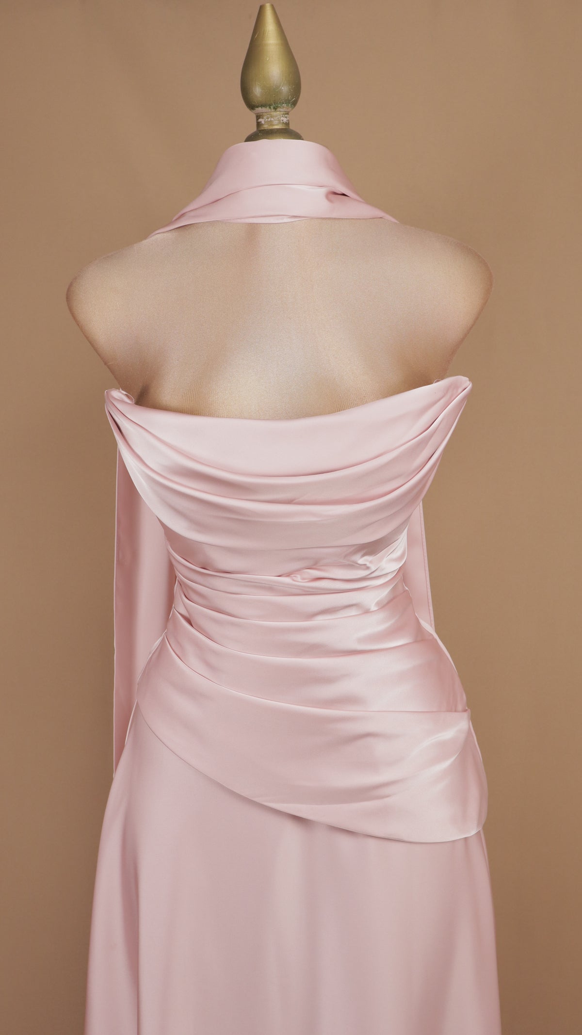 Vestido largo de satén con estola en cuello y corsé drapeado.