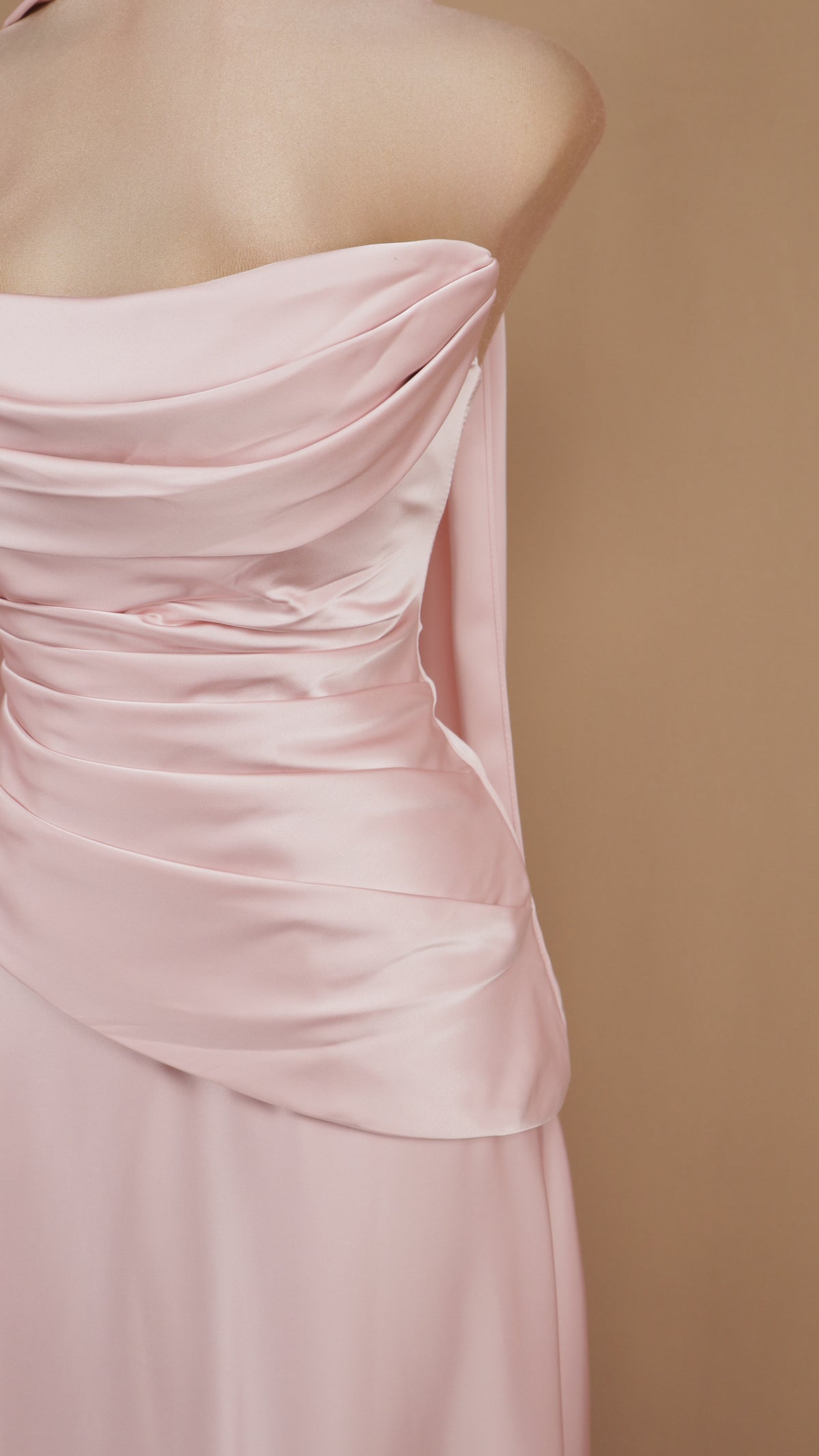 Vestido largo de satén con estola en cuello y corsé drapeado.
