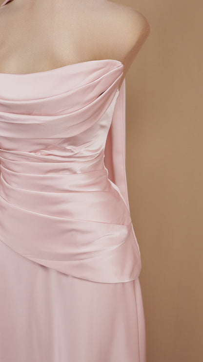 Vestido largo de satén con estola en cuello y corsé drapeado.